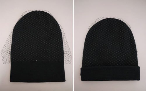So verzieren Sie eine Strickmütze für Damen mit Perlen, Pelz, Strasssteinen und Rocailles. Foto