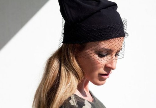 So verzieren Sie eine Strickmütze für Damen mit Perlen, Pelz, Strasssteinen und Rocailles. Foto