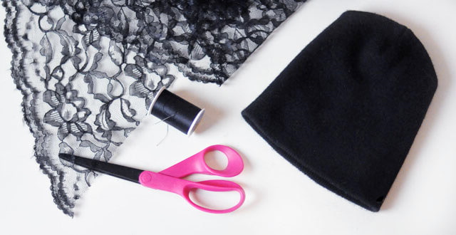 So verzieren Sie eine Strickmütze für Damen mit Perlen, Pelz, Strasssteinen und Rocailles. Foto