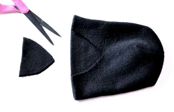 So verzieren Sie eine Strickmütze für Damen mit Perlen, Pelz, Strasssteinen und Rocailles. Foto