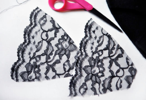 So verzieren Sie eine Strickmütze für Damen mit Perlen, Pelz, Strasssteinen und Rocailles. Foto
