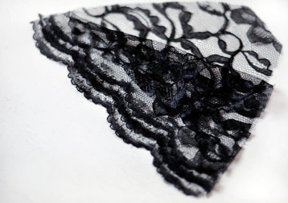 So verzieren Sie eine Strickmütze für Damen mit Perlen, Pelz, Strasssteinen und Rocailles. Foto