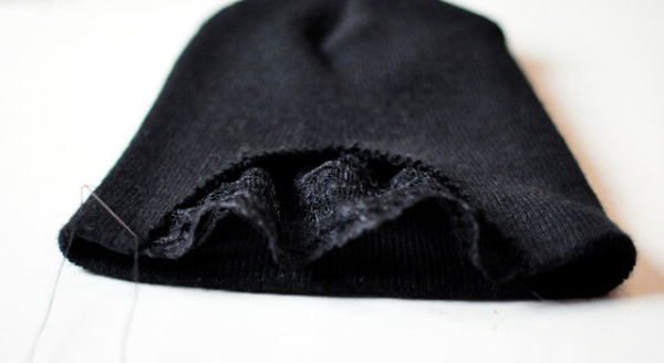 So verzieren Sie eine Strickmütze für Damen mit Perlen, Pelz, Strasssteinen und Rocailles. Foto