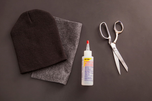 So verzieren Sie eine Strickmütze für Damen mit Perlen, Pelz, Strasssteinen und Rocailles. Foto