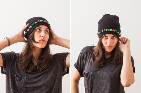 So verzieren Sie eine Strickmütze für Damen mit Perlen, Pelz, Strasssteinen und Rocailles. Foto