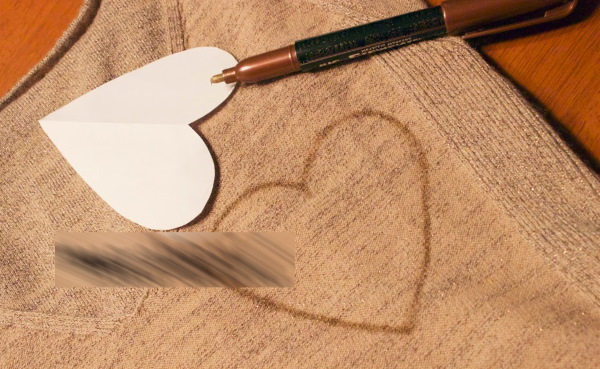 So verzieren Sie eine Strickmütze für Damen mit Perlen, Pelz, Strasssteinen und Rocailles. Foto