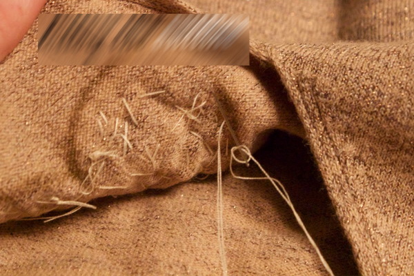 So verzieren Sie eine Strickmütze für Damen mit Perlen, Pelz, Strasssteinen und Rocailles. Foto
