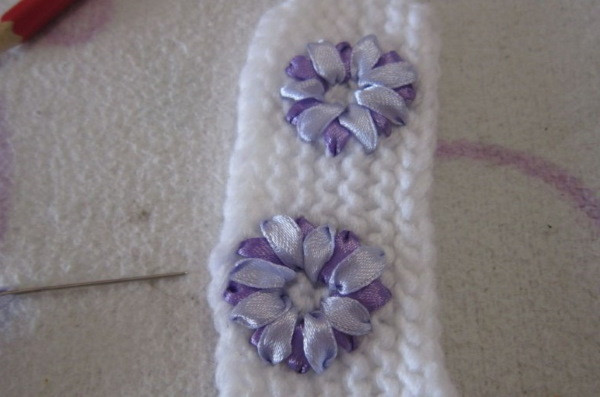 So verzieren Sie eine Strickmütze für Damen mit Perlen, Pelz, Strasssteinen und Rocailles. Foto