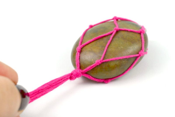 Makramee für Anfänger. Muster zum Weben von Armbändern, Knoten, Paneelen, Blumentöpfen, Tieren, Taschen