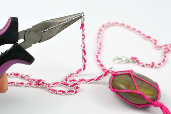 Makramee für Anfänger. Muster zum Weben von Armbändern, Knoten, Paneelen, Blumentöpfen, Tieren, Taschen