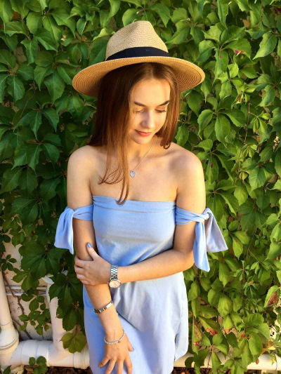 Kleid mit offenen Schultern und Ärmeln. Schnittmuster zum Nähen von Sommer-, Hochzeits- und Abendkleidung. Foto