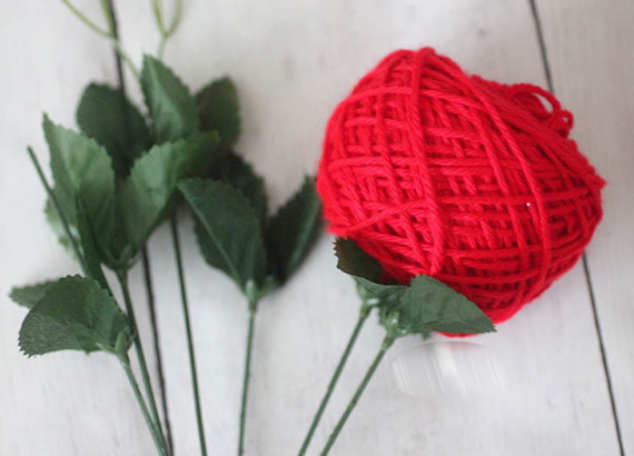 DIY-Garnknäuel-Blumenstrauß am Spieß
