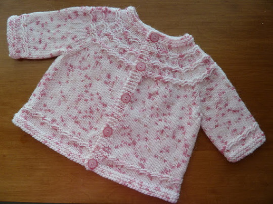 Gestrickte Bluse für Neugeborene 0-1-2-3-4-5-6 Monate. Schemata, Beschreibung für Anfänger
