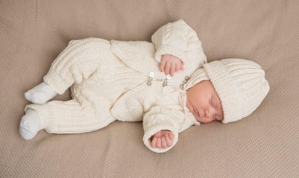 Kostüme für Neugeborene: Jungen, Mädchen zur Entlassung. Strickanleitungen, Muster mit Beschreibungen