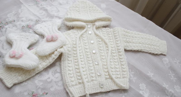 Kostüme für Neugeborene: Jungen, Mädchen zur Entlassung. Strickanleitungen, Muster mit Beschreibungen