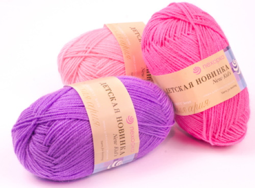 Volumetrisches Gummiband mit Stricknadeln. Strickmuster für Mütze, Pullover, Socken, Snood im Kreis