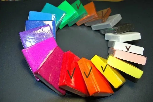 Tassen aus Polymerton. Meisterkurs für Anfänger, Schritt für Schritt erklärt. Foto