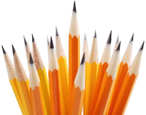 Pinguinzeichnung für Kinder mit Bleistift, Farben auf einem Stein, Eisscholle lustig, einfach in Farbe