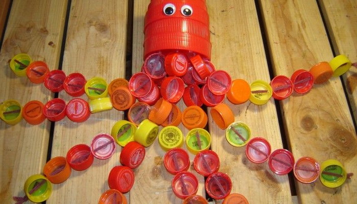 Basteln aus Plastikflaschenverschlüssen, Eimern, Sauerrahm. DIY-Schritt-für-Schritt-Diagramme