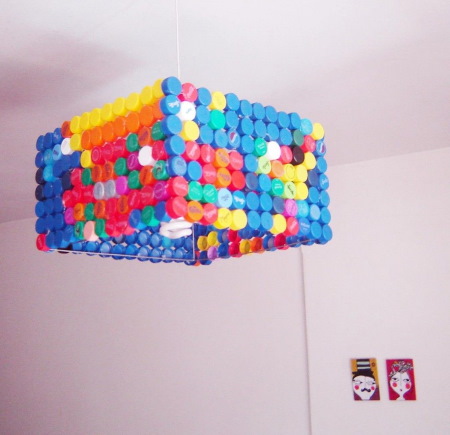 Basteln aus Plastikflaschenverschlüssen, Eimern, Sauerrahm. DIY-Schritt-für-Schritt-Diagramme