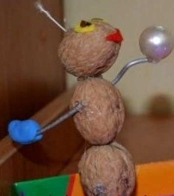 Basteln aus Walnussschalen, Plastilin, Tannenzapfen für Kinder