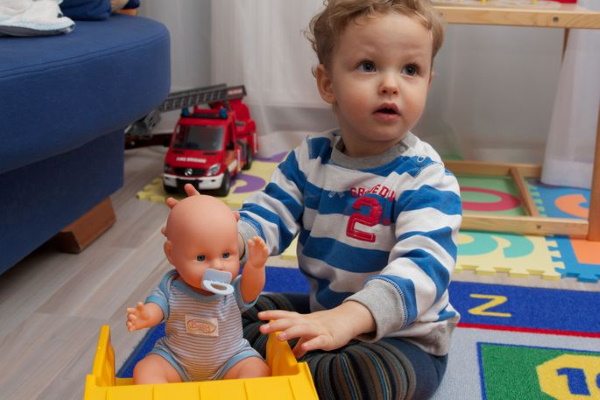 Zeichnen Sie Schritt für Schritt eine Person für Kinder mit einem Bleistift in Bewegung, volles Wachstum, Profil