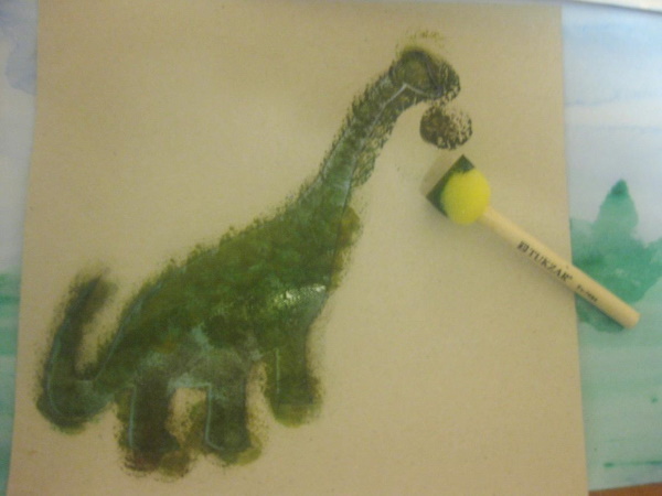 Schrittweise Zeichnung eines Dinosauriers für Kinder mit Bleistift und Hintergrund zum Kopieren. Foto