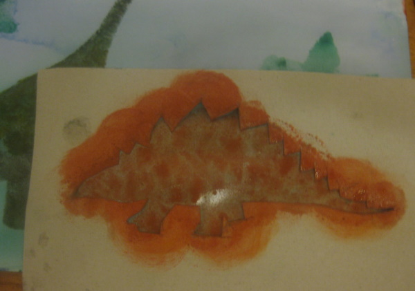 Schrittweise Zeichnung eines Dinosauriers für Kinder mit Bleistift und Hintergrund zum Kopieren. Foto