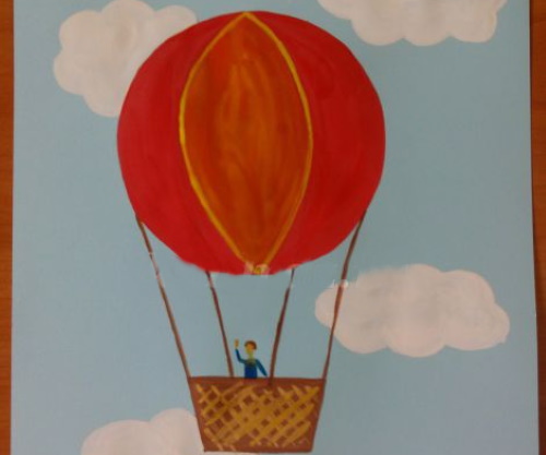 Zeichnung eines Heißluftballons mit einem Korb am Himmel, über dem Meer, koloriert zum Ausmalen mit einem Bleistift, kopieren