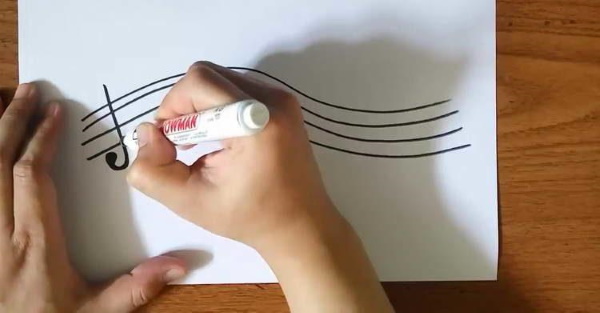 Violinschlüssel. Zeichnen für Kinder mit einem Bleistift auf einem Notensystem zum Kopieren