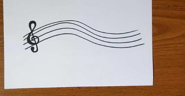 Violinschlüssel. Zeichnen für Kinder mit einem Bleistift auf einem Notensystem zum Kopieren