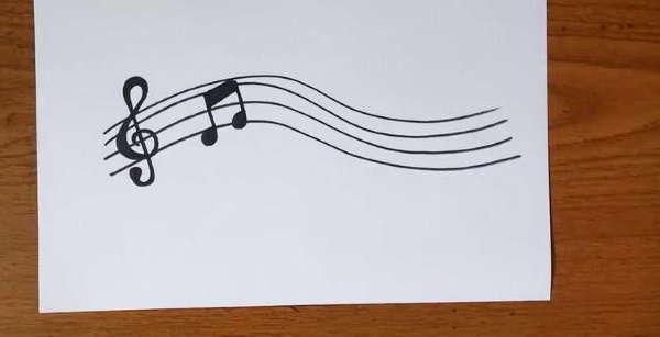 Violinschlüssel. Zeichnen für Kinder mit einem Bleistift auf einem Notensystem zum Kopieren
