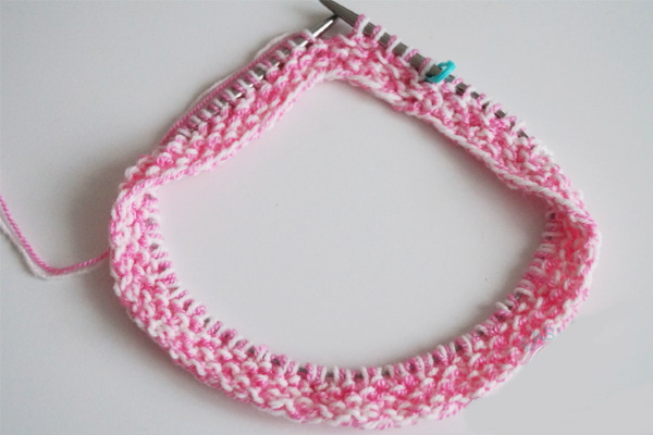 Mit Stricknadeln gestrickte Snood-Kapuze. Schemata und Beschreibungen, Anleitungen für Anfänger. Neue Modelle für Damen