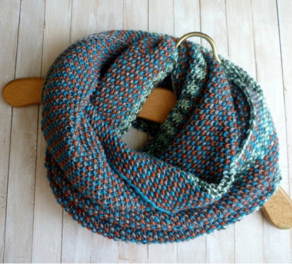 Mit Stricknadeln gestrickte Snood-Kapuze. Schemata und Beschreibungen, Anleitungen für Anfänger. Neue Modelle für Damen