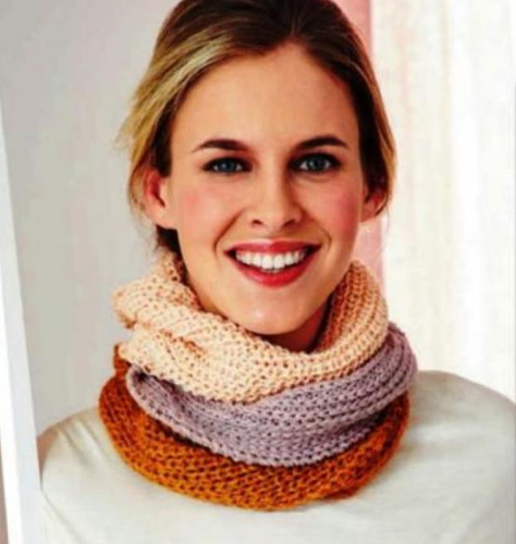 Mit Stricknadeln gestrickte Snood-Kapuze. Schemata und Beschreibungen, Anleitungen für Anfänger. Neue Modelle für Damen
