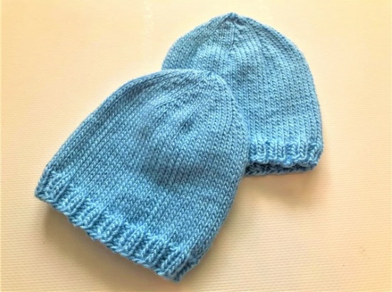 Stricken für neugeborene Jungen mit Stricknadeln, Häkeln. Overalls, Stiefeletten, Mützen, Umschlag, Socken