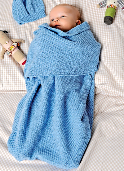 Stricken für neugeborene Jungen mit Stricknadeln, Häkeln. Overalls, Stiefeletten, Mützen, Umschlag, Socken