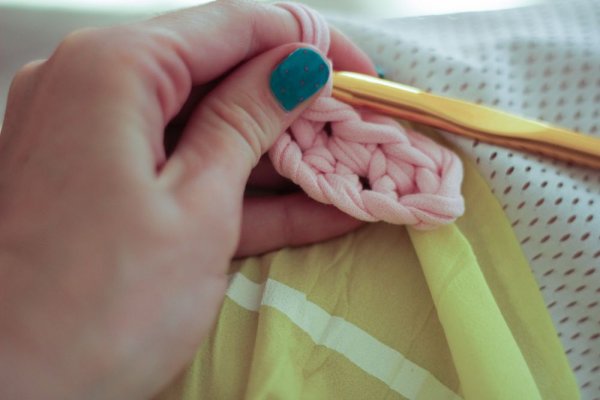 Stricken aus Strickgarn mit einer Häkelnadel. Körbe, Taschen, Hausschuhe Schritt für Schritt mit Fotos