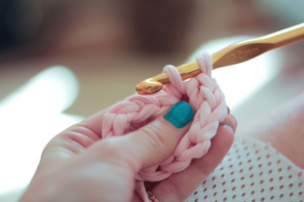 Stricken aus Strickgarn mit einer Häkelnadel. Körbe, Taschen, Hausschuhe Schritt für Schritt mit Fotos