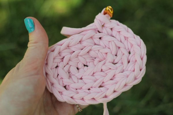 Stricken aus Strickgarn mit einer Häkelnadel. Körbe, Taschen, Hausschuhe Schritt für Schritt mit Fotos
