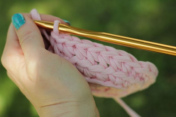 Stricken aus Strickgarn mit einer Häkelnadel. Körbe, Taschen, Hausschuhe Schritt für Schritt mit Fotos