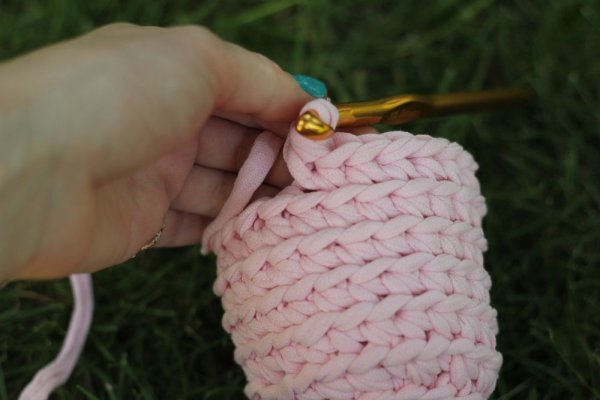 Stricken aus Strickgarn mit einer Häkelnadel. Körbe, Taschen, Hausschuhe Schritt für Schritt mit Fotos