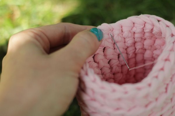 Stricken aus Strickgarn mit einer Häkelnadel. Körbe, Taschen, Hausschuhe Schritt für Schritt mit Fotos