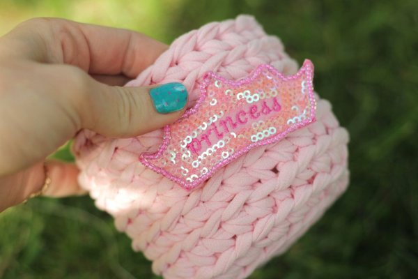 Stricken aus Strickgarn mit einer Häkelnadel. Körbe, Taschen, Hausschuhe Schritt für Schritt mit Fotos