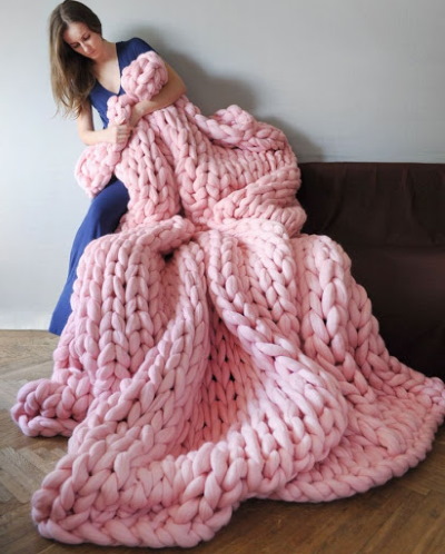 Stricken aus Strickgarn mit einer Häkelnadel. Körbe, Taschen, Hausschuhe Schritt für Schritt mit Fotos