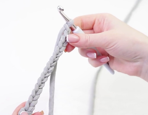 Stricken aus Strickgarn mit einer Häkelnadel. Körbe, Taschen, Hausschuhe Schritt für Schritt mit Fotos