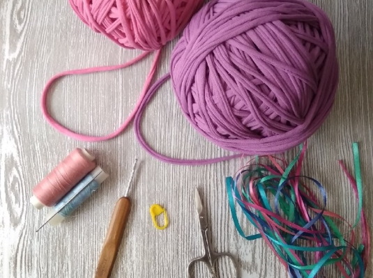 Stricken aus Strickgarn mit einer Häkelnadel. Körbe, Taschen, Hausschuhe Schritt für Schritt mit Fotos