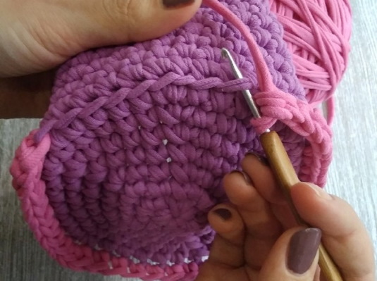 Stricken aus Strickgarn mit einer Häkelnadel. Körbe, Taschen, Hausschuhe Schritt für Schritt mit Fotos
