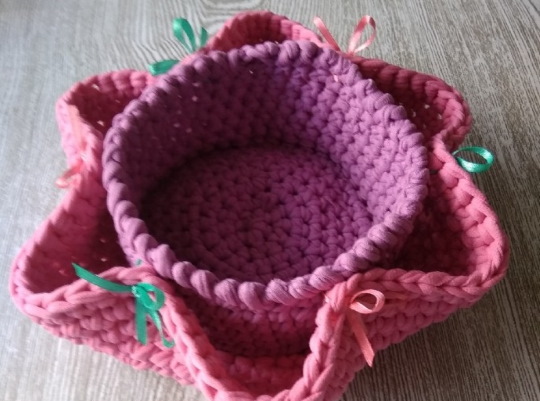 Stricken aus Strickgarn mit einer Häkelnadel. Körbe, Taschen, Hausschuhe Schritt für Schritt mit Fotos