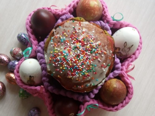 Stricken aus Strickgarn mit einer Häkelnadel. Körbe, Taschen, Hausschuhe Schritt für Schritt mit Fotos